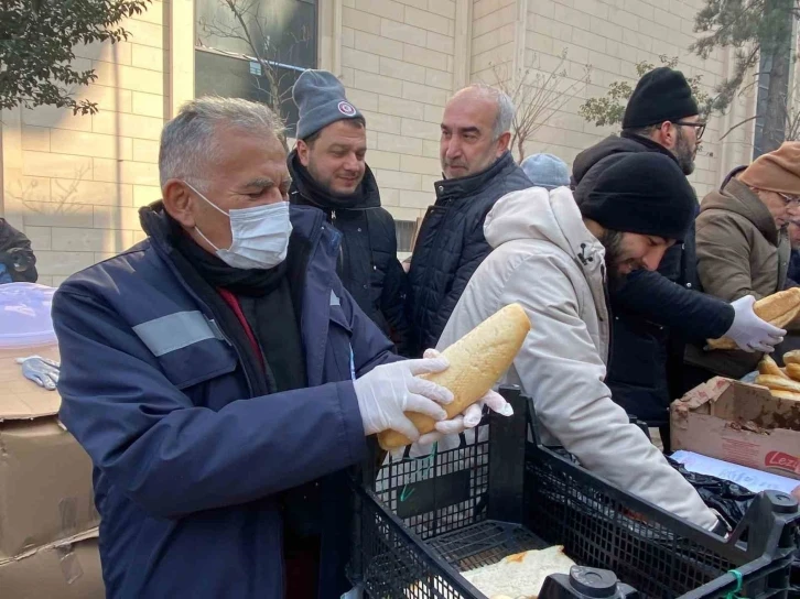 Başkan Büyükkılıç, başkanlarla birlikte deprem bölgesinde yaraları sarıyor
