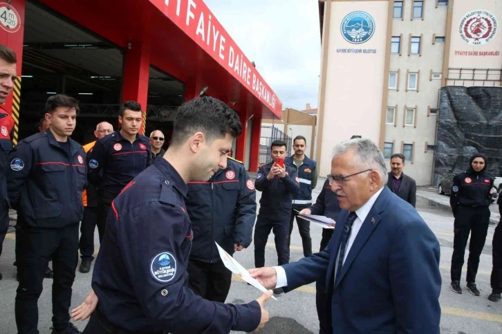 Başkan Büyükkılıç, tatbikata katılan itfaiye ekiplerine belgelerini verdi
