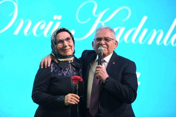 Başkan Büyükkılıç ve eşi Dr. Necmiye Büyükkılıç, öncü kadınlarla bir araya geldi
