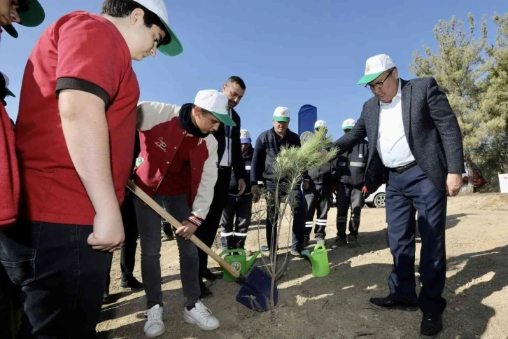 Başkan Çerçi öğrencilerle birlikte fidan dikti
