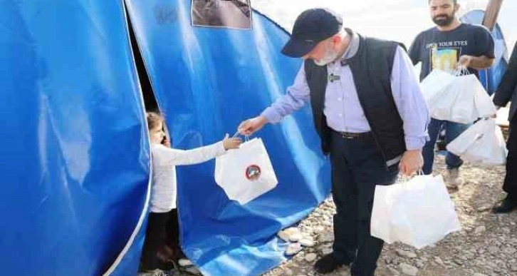 Başkan Çolakbayrakdar, Adıyaman’da depremzedelerle iftar yaptı ve iaşe dağıttı