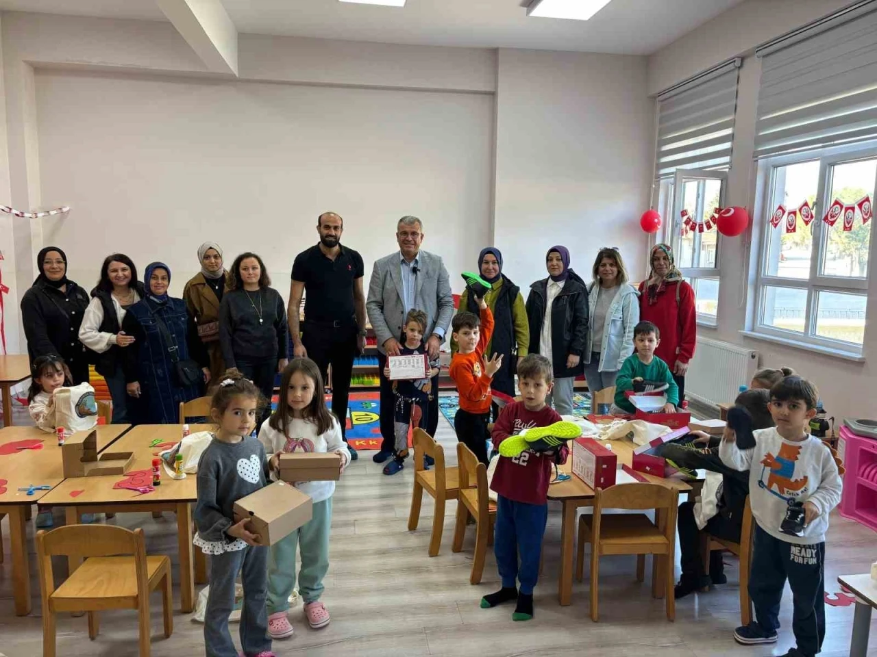 Başkan Elbi sözünü tuttu, Karabiga’daki tüm çocuklara ayakkabı hediye edildi
