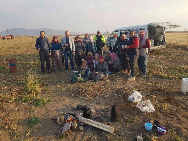 Başkan Erden soğan tarlasında çalışan kadınların sorunlarını dinledi
