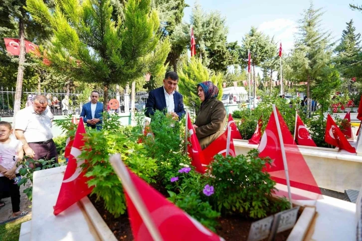 Başkan Fadıloğlu, şehitlik ziyareti
