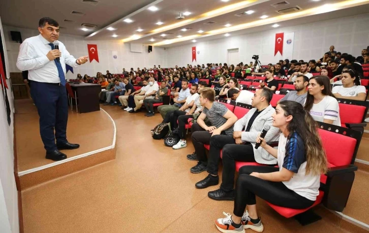 Başkan Fadıloğlu üniversite öğrencileriyle bir araya geldi
