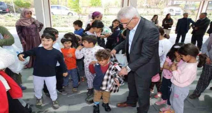 Başkan Güder, depremzede çocukların yüzünü güldürdü