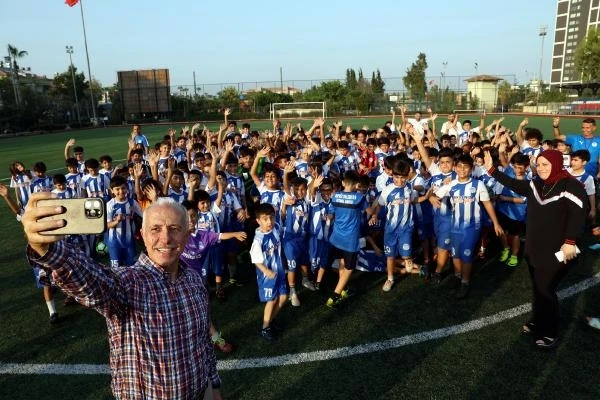 Başkan Gültak, geleceğin futbolcularını ziyaret etti