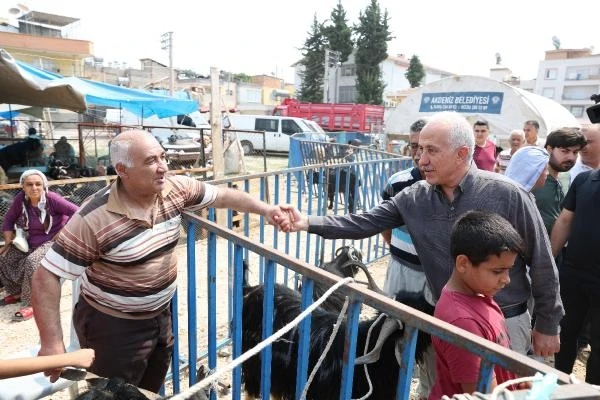 Başkan Gültak kurban kesim yerlerinde vatandaşlarla bayramlaştı