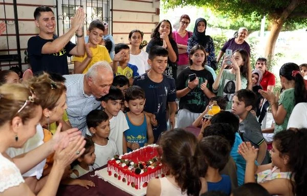 Başkan Gültak'tan çocuklara sürpriz doğum günü kutlaması