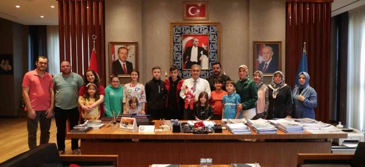 Başkan Işık, şampiyon sporcuları makamında ağırladı
