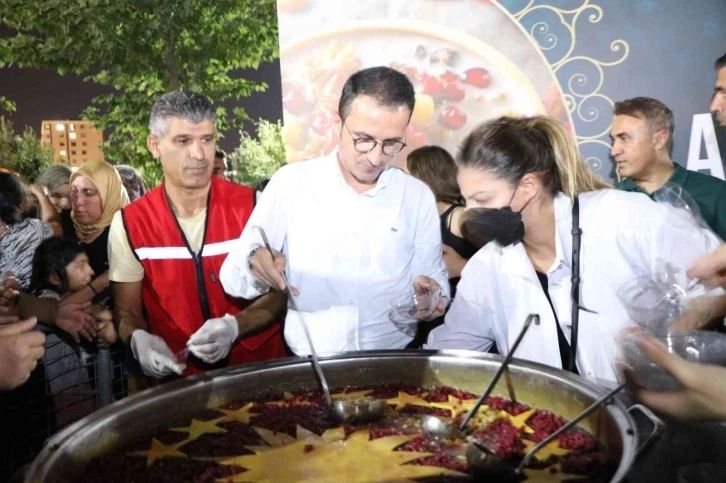 Başkan Karaman Diyarbakır’da aşure dağıttı
