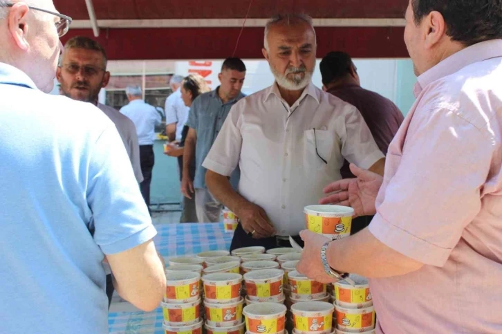 Başkan Kepez Belediyesi vatandaşlara aşure dağıttı
