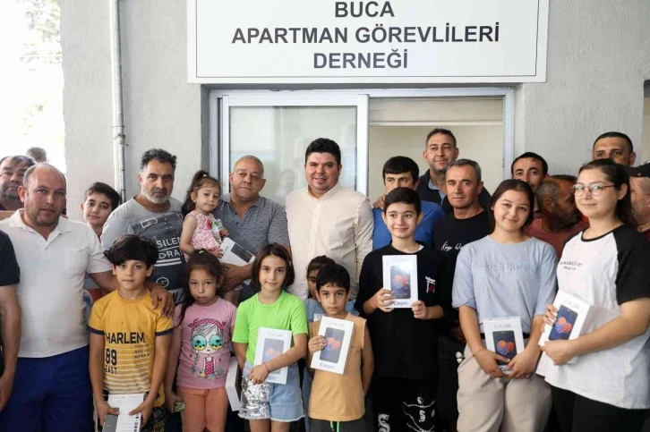 Başkan Kılıç’tan apartman görevlilerinin çocuklarına sürpriz
