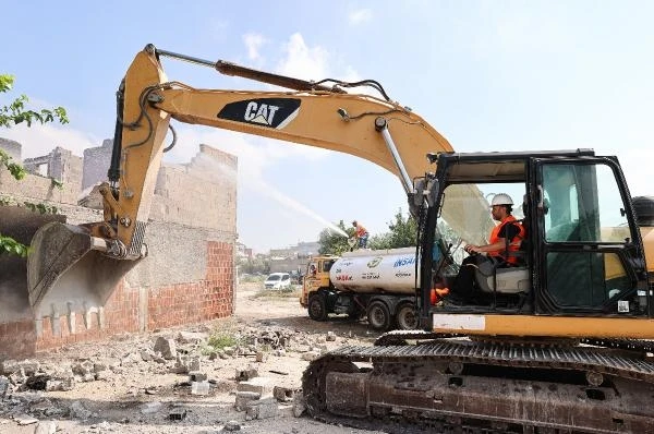 Başkan Kocaispir, Ulubatlı Hasan Mahallesi'ne kepçe vurdu