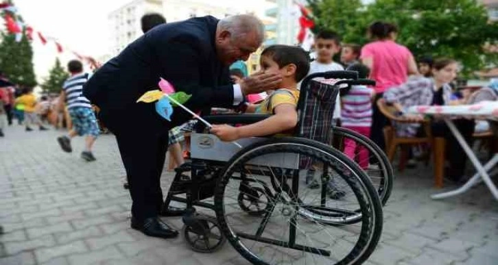 Başkan Mahçiçek; “İlgimizi gösterelim, engelleri ortadan kaldıralım”