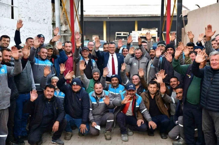 Başkan Öküzcüoğlu’ndan işçilerin yüzünü güldüren sürpriz
