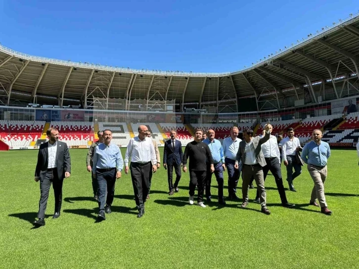 Başkan Önsay ve milletvekilleri Erzincan 13 Şubat Şehir Stadını inceledi
