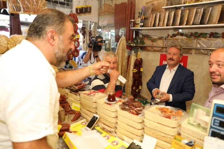 Başkan Palancıoğlu esnaf ve vatandaşa aşure dağıttı
