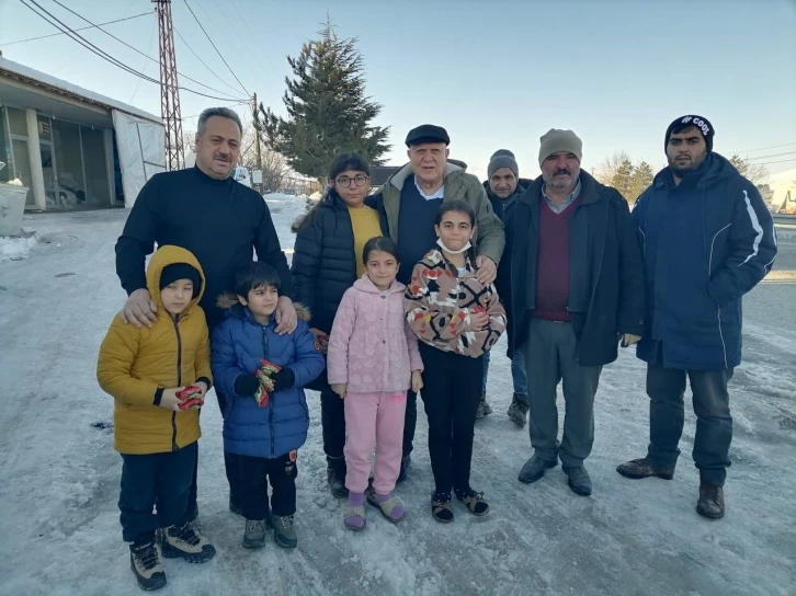 Başkan Pekmezci deprem bölgesinde depremzedelerle bir araya geldi
