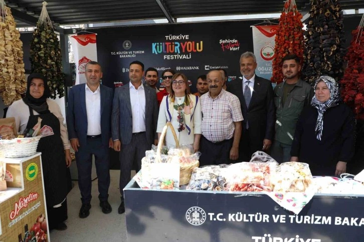 Başkan Şahin festival alanında vatandaşlarla bir araya geldi