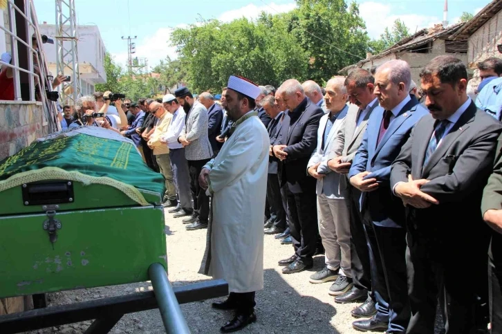 Başkan Sarı’nın anne acısı
