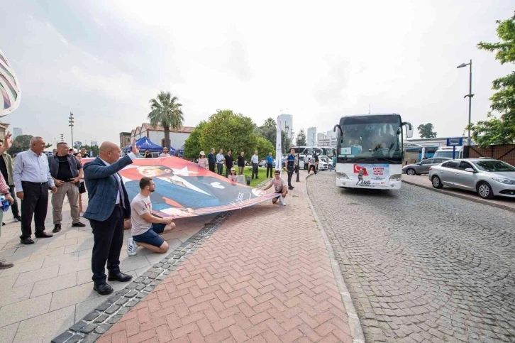 Başkan Soyer, Kocatepe’den İzmir’e taşınacak Türk bayrağını teslim etti
