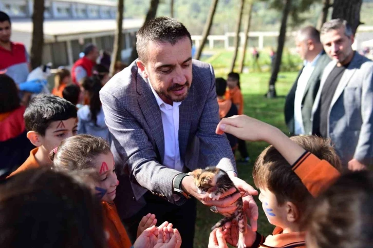 Başkan Tanır ve öğrenciler patili dostları yalnız bırakmadı
