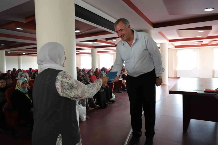 Başkan Turanlı: “İhtiyaç sahibi ailelerimize sosyal yardım kartı dağıtmaya devam ediyoruz”
