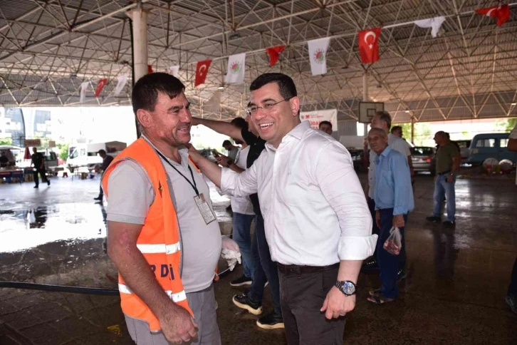 Başkan Tütüncü kurban kesim yerlerinde vatandaşlarla bayramlaştı
