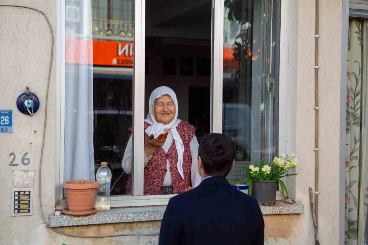 Başkan Ünlü: &quot;Büyüklerimize yaşamın ağırlığını hissettirmeyelim&quot;
