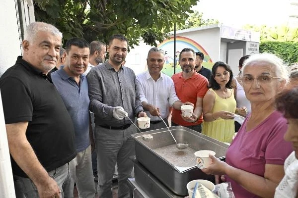 Başkan Uysal, aşure dağıttı