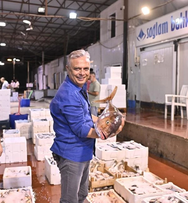 Başkan Uysal, balık mezadına katıldı