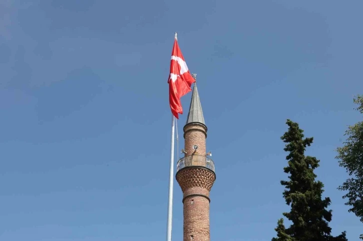 Başkan Yalım kentin merkezine dev Türk bayrağı dikti

