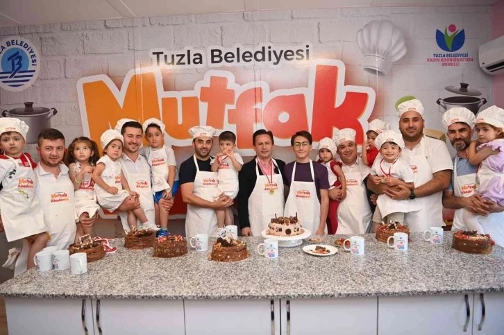 Başkan Yazıcı, AÇEM’li babalar ile birlikte pasta yaparak Babalar Günü’nü kutladı
