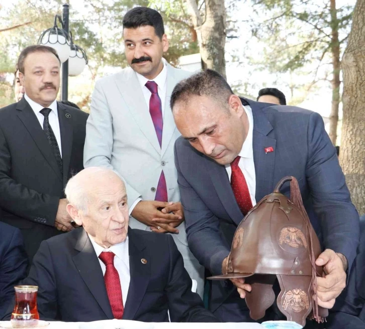 Başkan Yılmaz’dan Bahçeli’ye Malazgirt Zaferinin yıl dönümünde anlamla hediye
