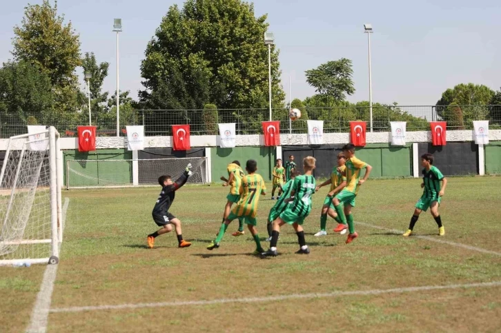 Başkan Zolan, afetzede çocuklarla futbol oynadı
