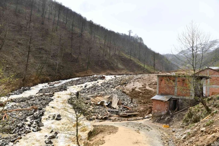 Başkan Zorluoğlu heyelan bölgesinde incelemelerde bulundu
