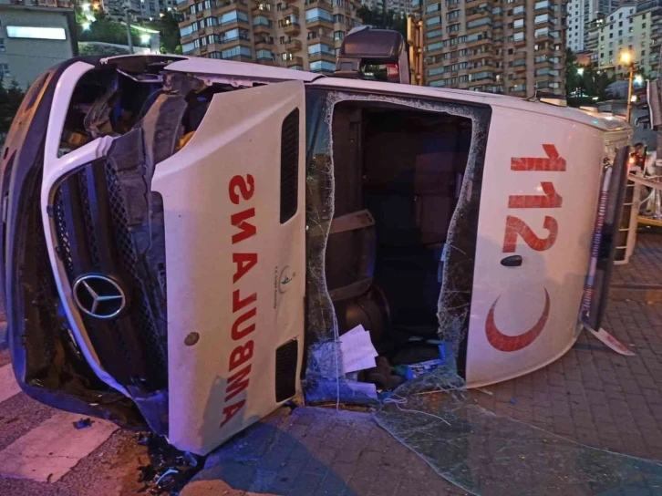 Başkent’te hasta taşıyan ambulans otomobille çarpıştı: 3 yaralı
