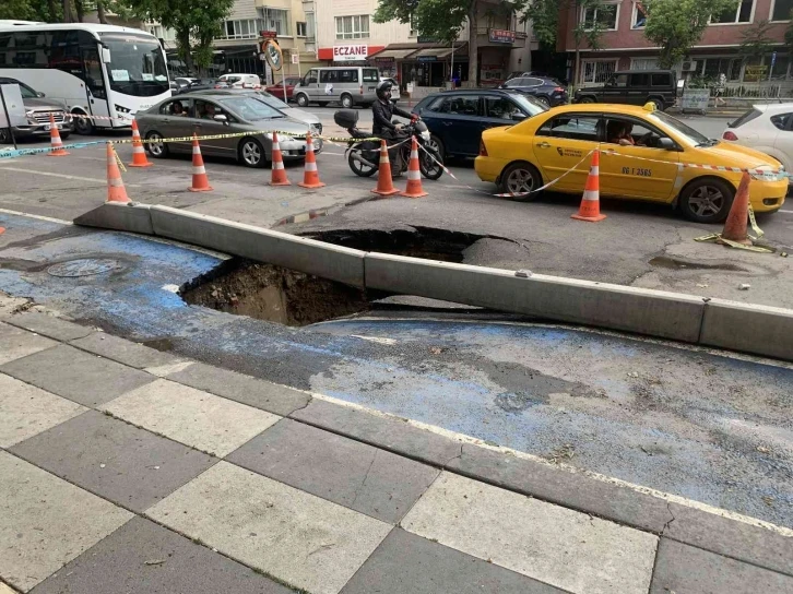 Başkent’te sağanak yağış sonrası yol çöktü
