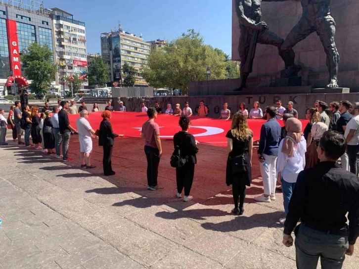 Başkent’te şehitler için saygı duruşu
