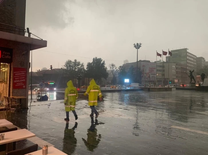 Başkentin simge yerlerinden Ulus Meydanı’nda sağanak yağış
