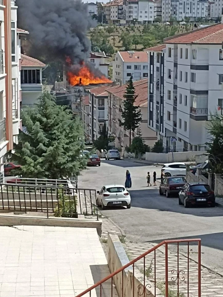 Başkentte çatı yangını korkuttu
