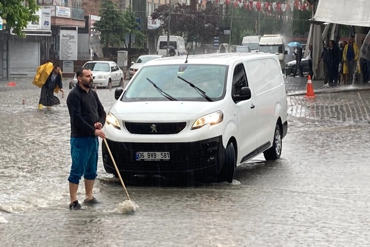 Başkent’te sağanak yağış: Yenişehir Pazarı önü sular altında kaldı, vatandaşlar zor anlar yaşadı