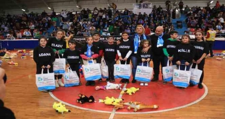 Basketbol maçında sahaya pelüş oyuncak yağdı