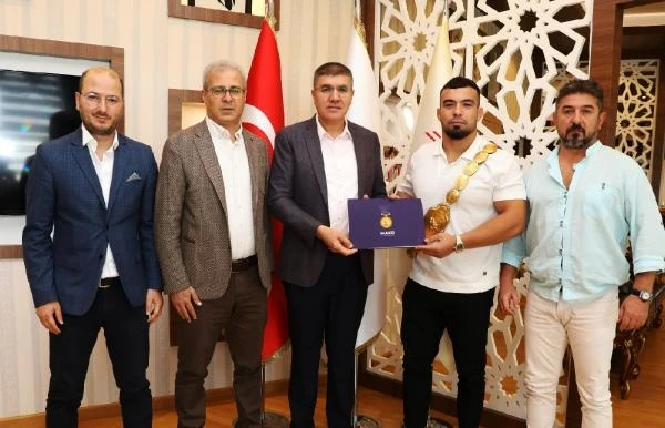 Başpehlivan Zeybek, diplomasını Rektör Dalgar'dan aldı