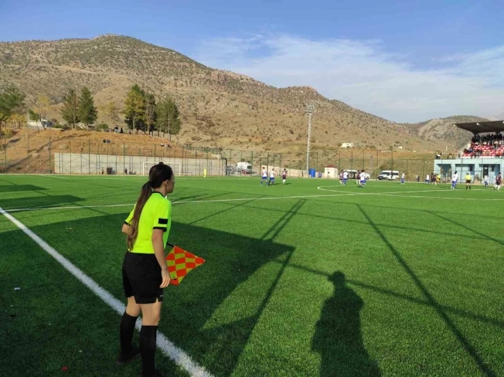 Batman amatör futbol ligi, başarılı kadın hakemler tarafından yönetiliyor
