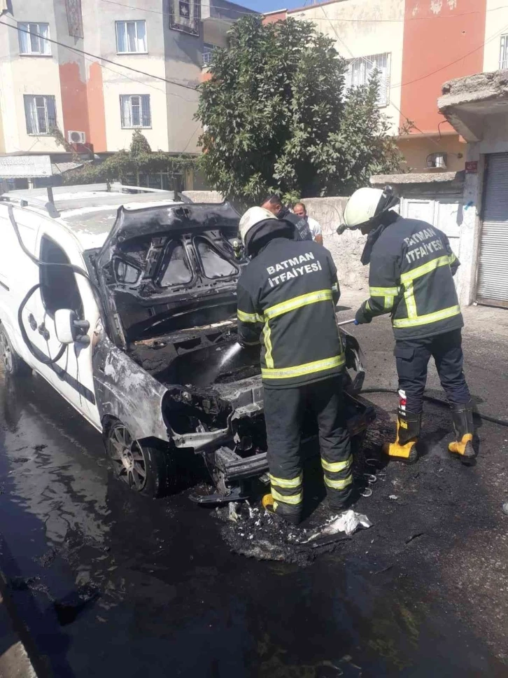 Batman’da bakkala giden sürücü döndüğünde aracını yanarken buldu
