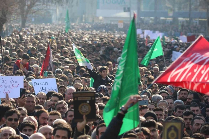 Batman’da binlerce kişi İsveç’te Kur’an-ı Kerim’in yakılmasını protesto etti
