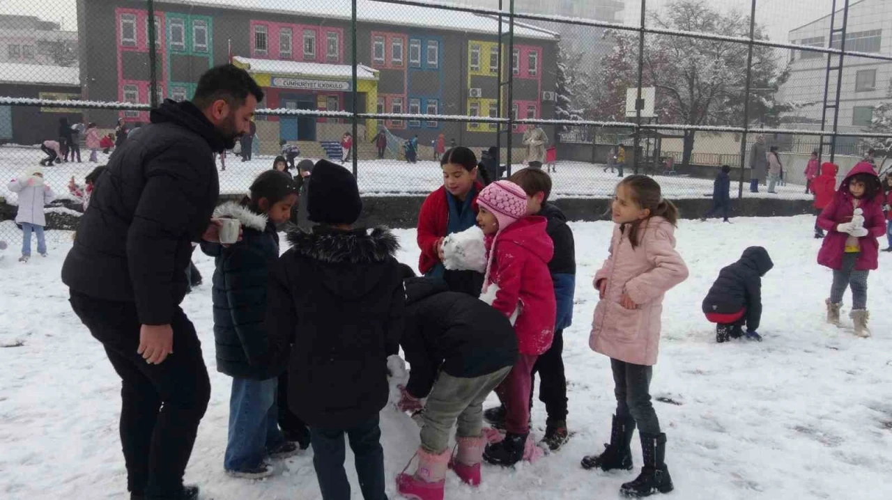 Batman’da kar yağışıyla birlikte çocuklar gönüllerince eğlendi
