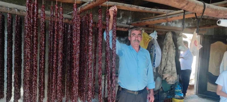 Batman’da yoğun talep gören cevizli sucuk, yüzlerce ailenin geçim kaynağı oldu
